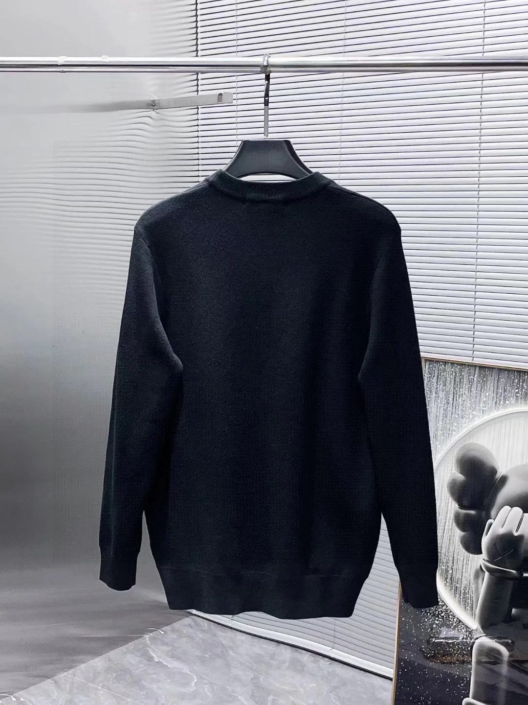 🅿️240 【LV Louis Vuitton】Autumn and winter classic round neck pullover sweater, in full condition! ! ! Wool blended fabric, the latest model in 2025, golden ratio! ! Slim-fitting soft gold, versatile and practical item, the combination and practicality are extremely powerful, simple and elegant, and classy! To create your own style, it is highly recommended to buy it in two colors. The standard slim fit tailoring process is suitable for both young and old men. It is knitted from wool and will not cause any discomfort! While keeping warm, it is stylish, textured and wearable, and the classic logo with contrasting colors on the chest feels in place! ! Recommended for regular customers! ! Size M-3XL (maximum wear: 190 pounds)